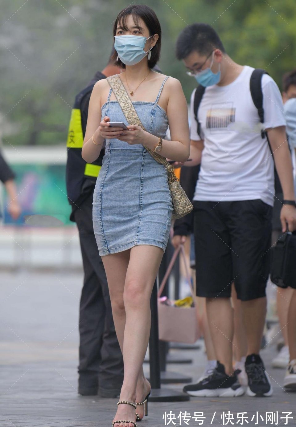 外表|美女一看就不是普通人,逛街时仍然很魅力十足,外表看起来很时髦
