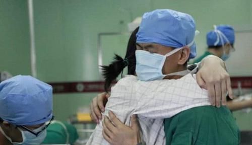 产妇|顺产6小时生下孩子,“砰”的一声,先推出来的却并非产妇