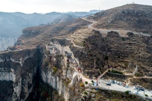 悬崖上46位僧人墓地：墓塔形式多样，圆形方形、空心实心应有尽有