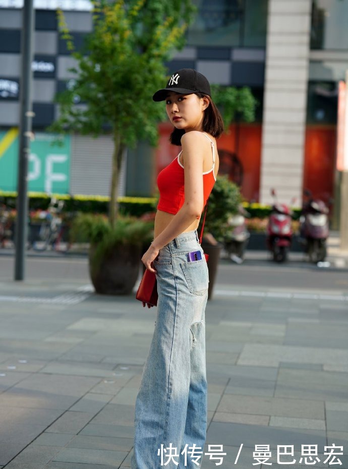 街拍美女:牛仔裤搭配吊带肚脐装,彰显好身材,美得够直接