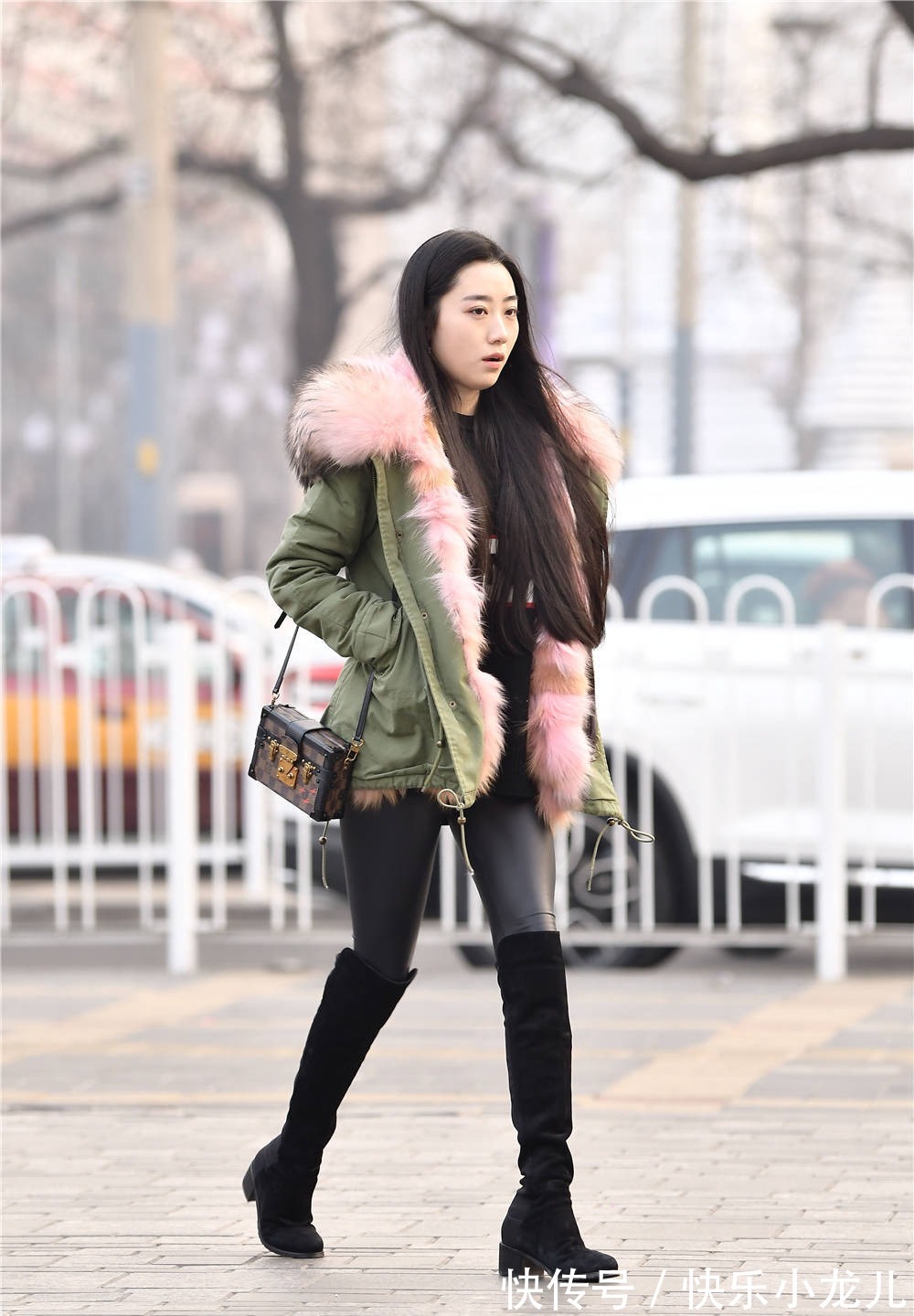 过膝长靴 黑色皮裤搭配过膝长靴,要是高跟款式会更好,衬托身材高挑