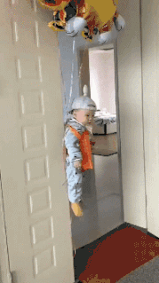 |搞笑GIF:走路不要玩手机 否则后果很严重