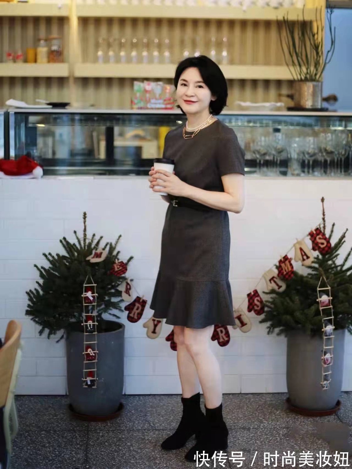 外套 50岁女人早春怎么穿?这位大姐的穿搭优雅大气,照着穿就行