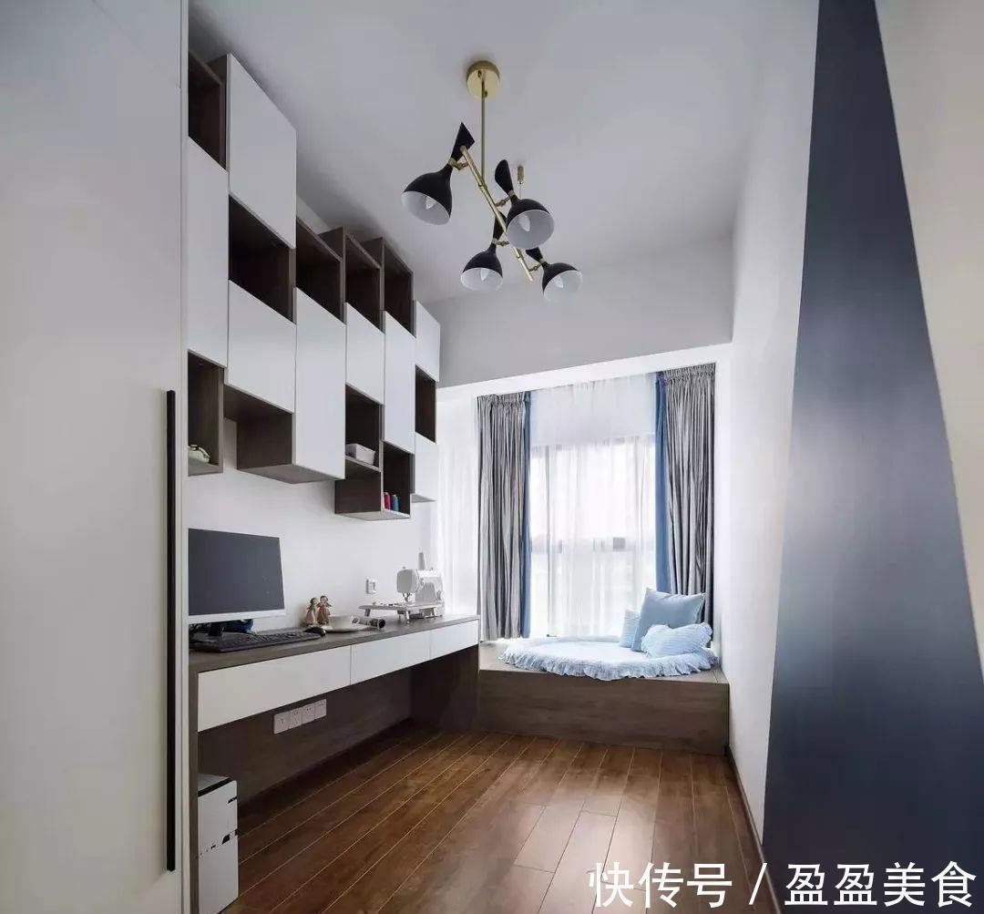 电视背景墙|125平三居室,入户和餐厅的收纳柜好能装,蓝色背景墙也超惊艳