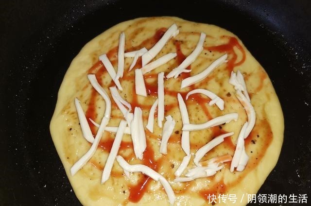 在家做披萨,平底锅就可以,馅多料足,儿子说比外面买的还好吃