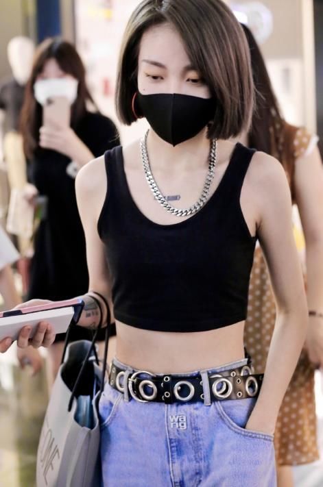 时尚性感美女,紧身衣搭配牛仔裤,让人一眼忘不掉