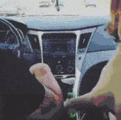 |搞笑GIF:不小心把钥匙忘车里面了,选择了一个最小的臂力砸碎了。