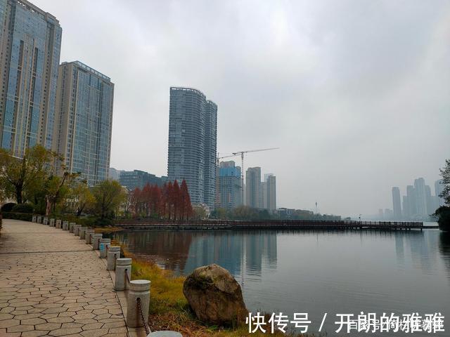 梅溪湖@《五绝·冬日游梅溪湖》逍遥碧水边,湖清树自闲