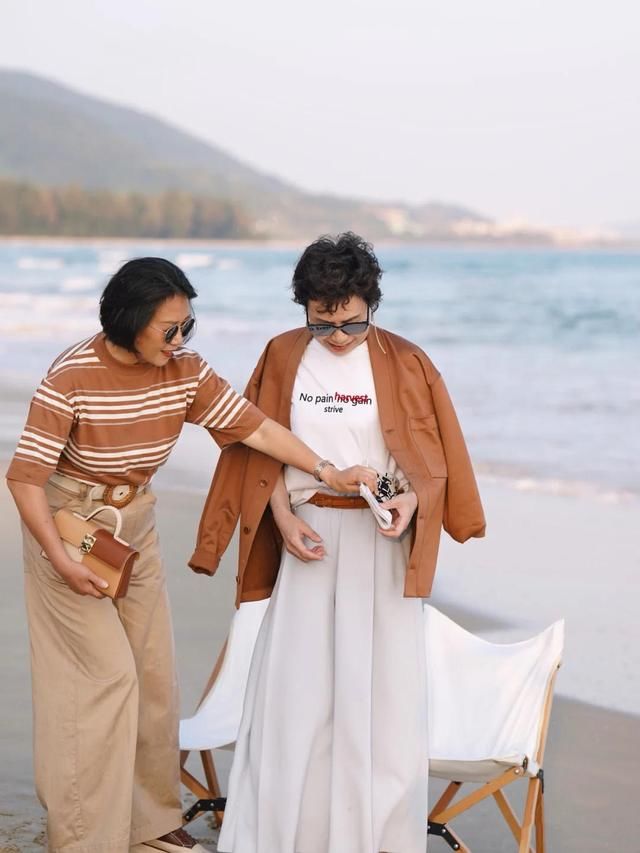 讲真！穿优衣库就服这些50+女性，她们的早春穿搭，时髦高级