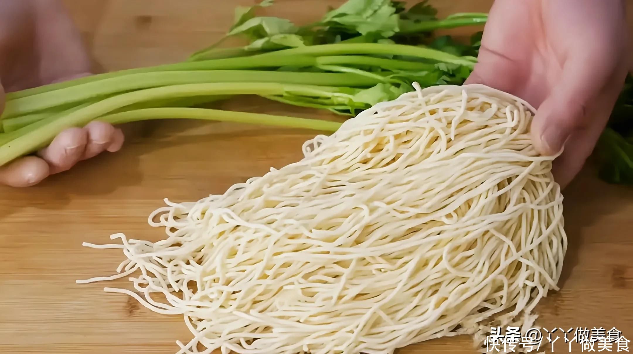 面条别煮着吃了,教你一个做新法,我家一周能吃上7回,比肉都香