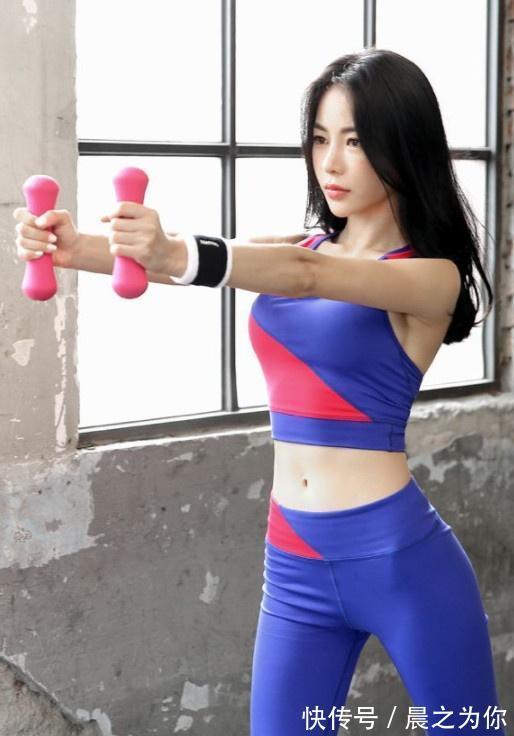 干净利落 时尚穿搭:帅气有范的打底裤美女,纤细的身材让人羡慕!