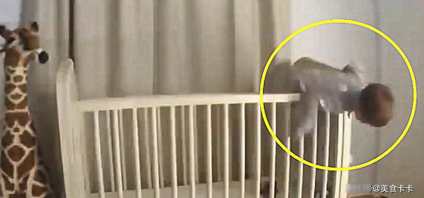 婴儿|婴儿眼看要摔下床,正穿衣服的老爸神反应救宝宝,妈妈都瞧蒙了