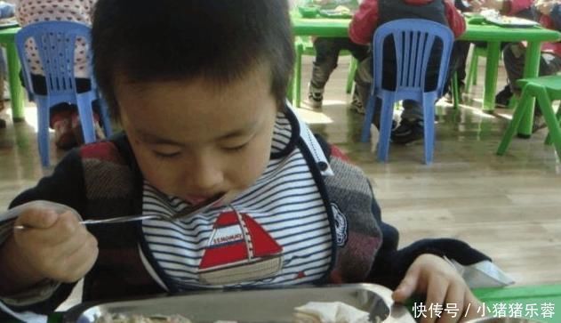 踩雷|医生揭秘孩子爱边吃边玩,2大原因导致,家长要避免踩雷区