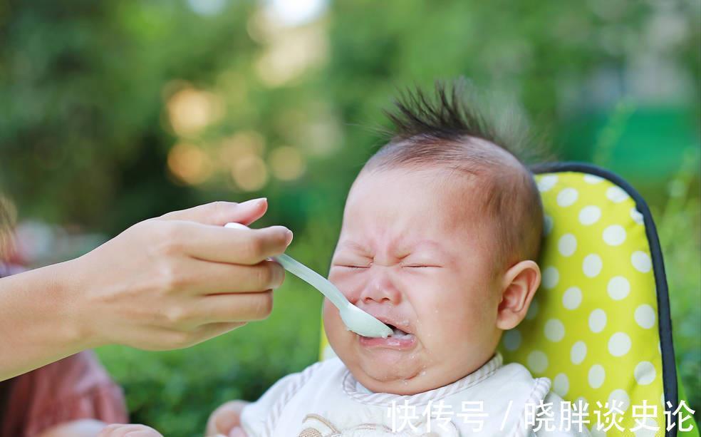 喂养|宝宝添加辅食后饮食怎么安排?1岁是分水岭,前后喂养方式大不同