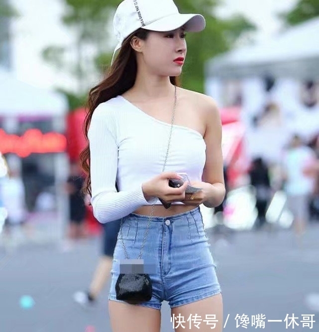 紧身|街拍:热裤+紧身上衣的时尚美女们,尽显优雅气质