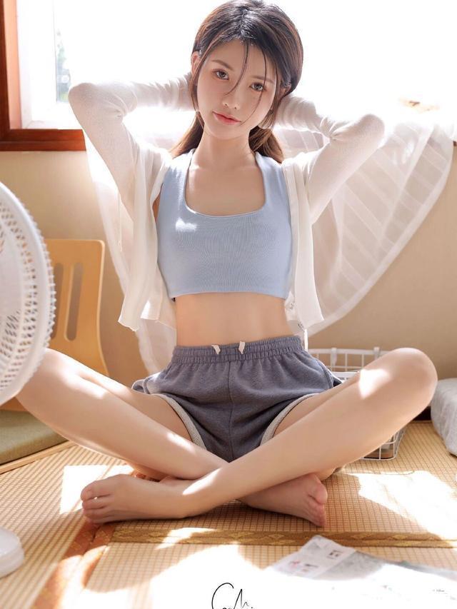 美女|什么样的美女才漂亮?五官精致,简单的穿搭就很清新靓丽,有活力