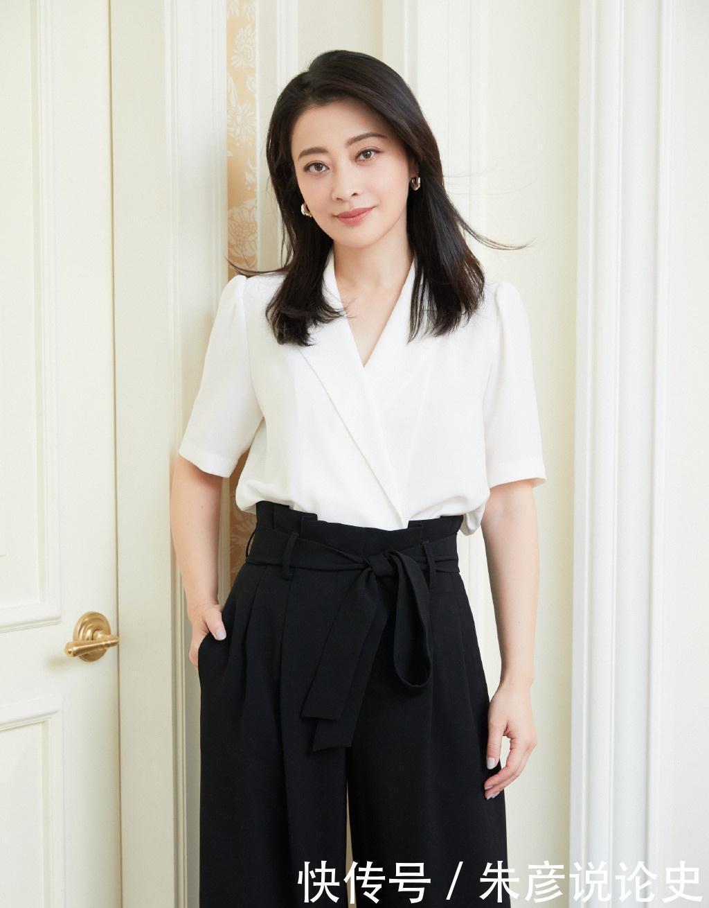 45岁女人显年轻的发型有哪些？中长直发或卷发都很好，时尚又优雅