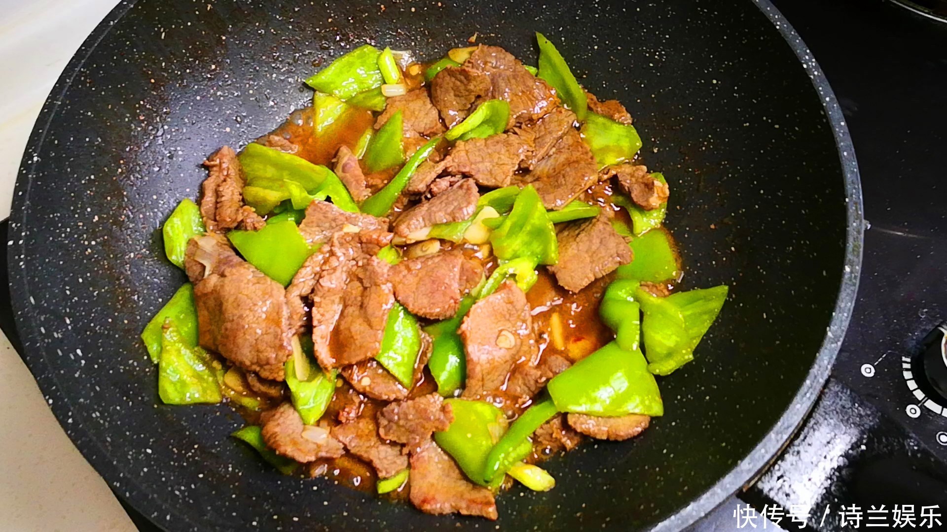 炒牛肉时,直接下锅炒就错了,大厨教你妙招,牛肉嫩滑还不塞牙!