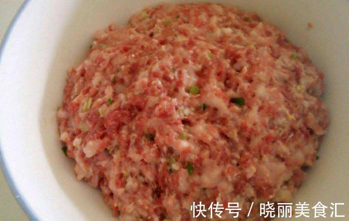 肉包子馅怎么调？别只会放调料，记住一个窍门，肉馅鲜嫩多汁