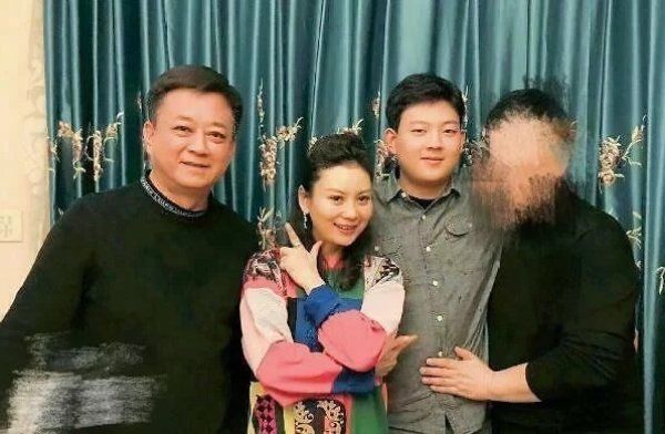 近日,有网友晒出了主持人朱军一家三口的合影,他的变化之大引起网友