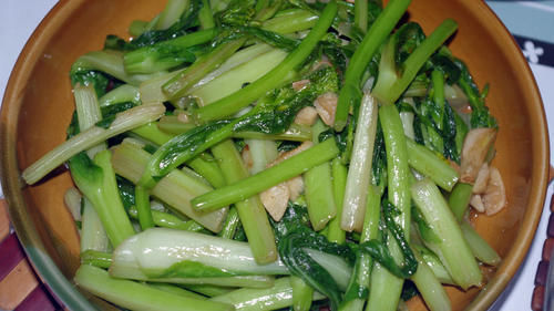 朋友来家吃饭，一桌硬菜不吃，光吃青菜，吃完了一盘，还要再来一盘