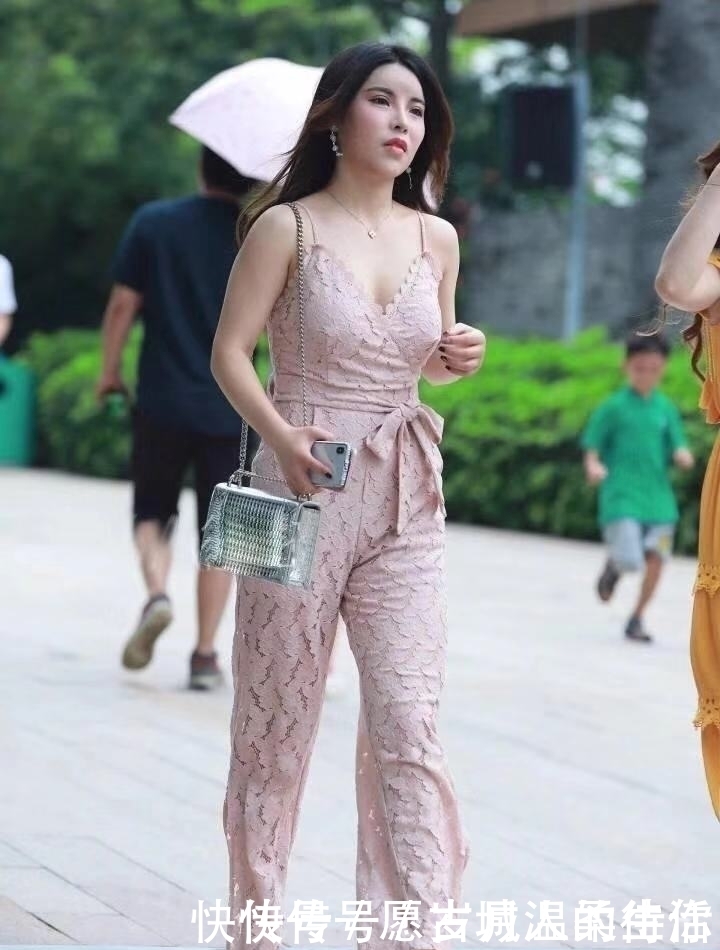 身材高挑|街拍：身材高挑的小姐姐，搭配时尚，令人羡慕