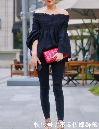 大喇叭牛仔裤,搭配一字肩上衣,修身显瘦,增添几分慵懒风情