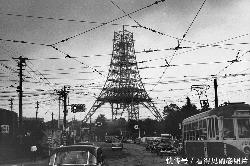 正在修建中的325米高的东京电视塔。