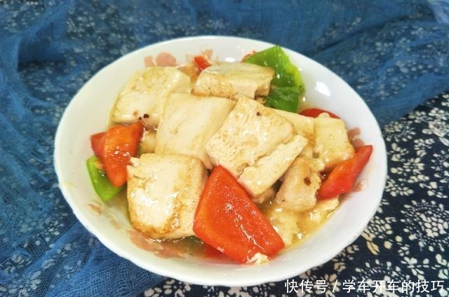 1块豆腐，2个青椒，简单烹饪，出锅豆腐软糯入味，天越冷越爱吃！