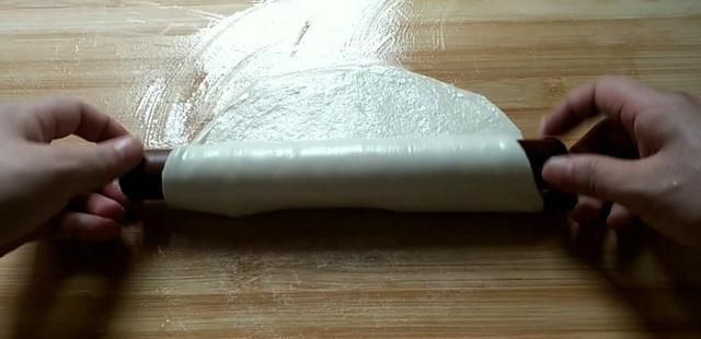 家常油饼柔软好吃,和面和火候是关键,不用调油酥,比买的还好吃