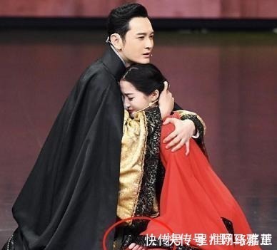 黄教主|黄晓明一把将关晓彤搂入怀中，谁注意她的手放哪？素质装不出来