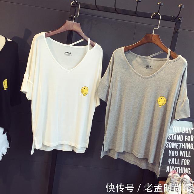 字母 对于微胖MM来说,一定要穿宽松的T恤,显瘦遮肉,你的首选