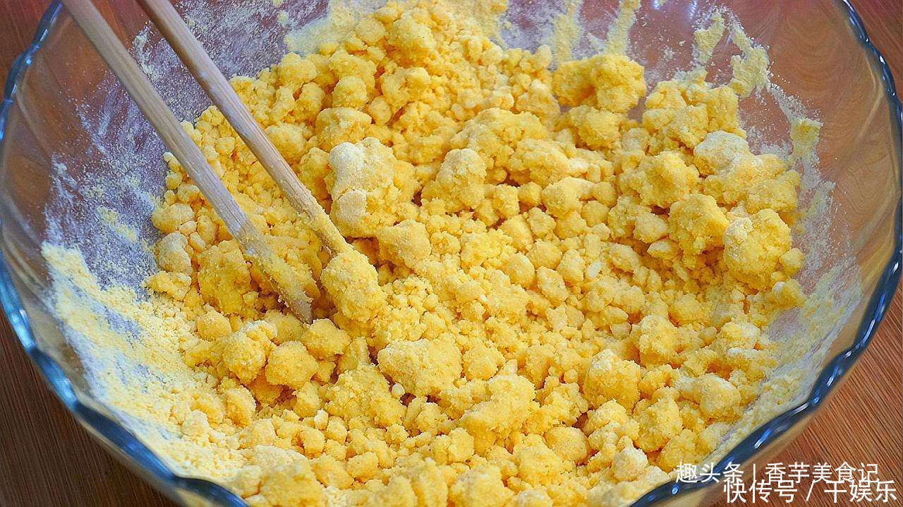 玉米面最好吃做法,开水一烫就做好,味道香,营养也超级棒!
