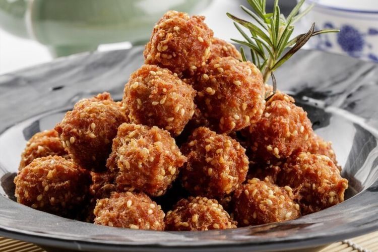 炸丸子，记住不要放面粉跟淀粉，记得多放2样，丸子焦香酥脆