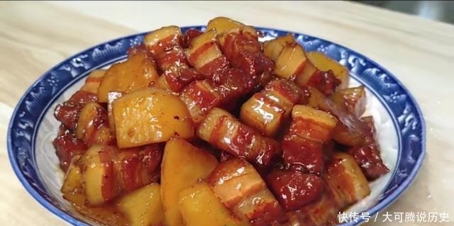 红烧肉炖土豆,肥而不腻,软烂嫩滑,记着多备上两碗米饭
