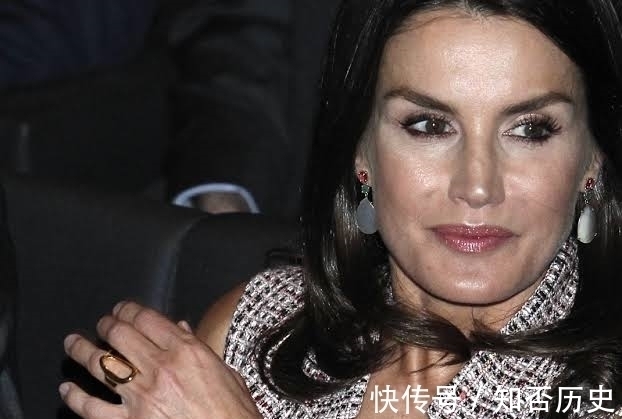 karen!莱蒂齐亚和她近几月不离手的神秘戒指:我终于知道是谁送给她的了