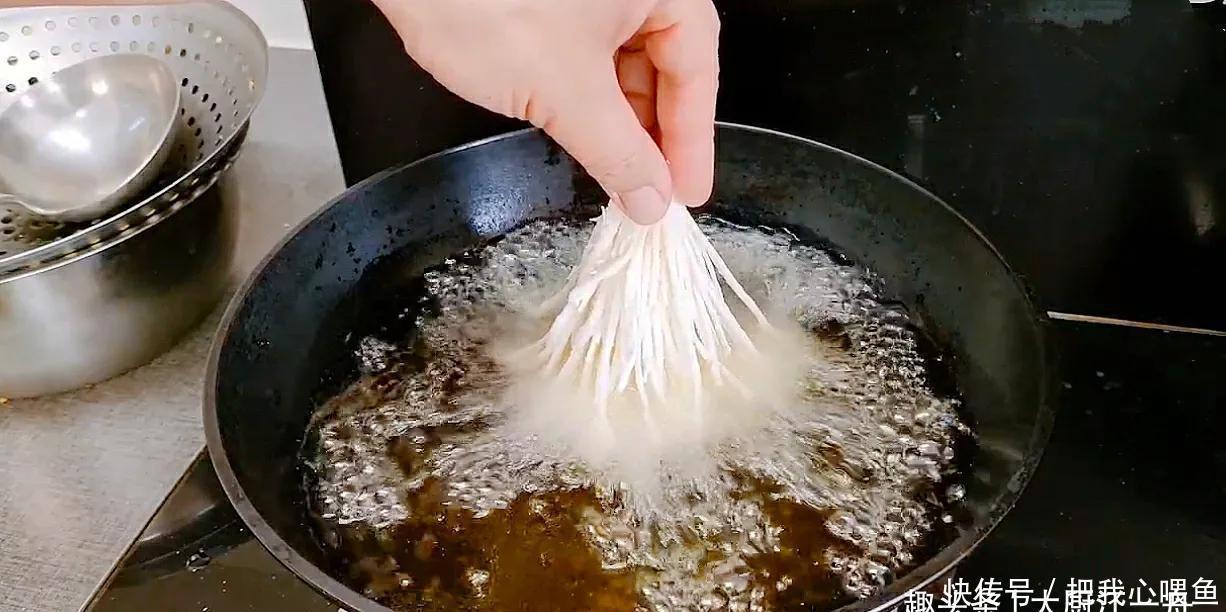 这才是金针菇最好吃的做法,金黄酥脆,做法简单,招待客人倍有面