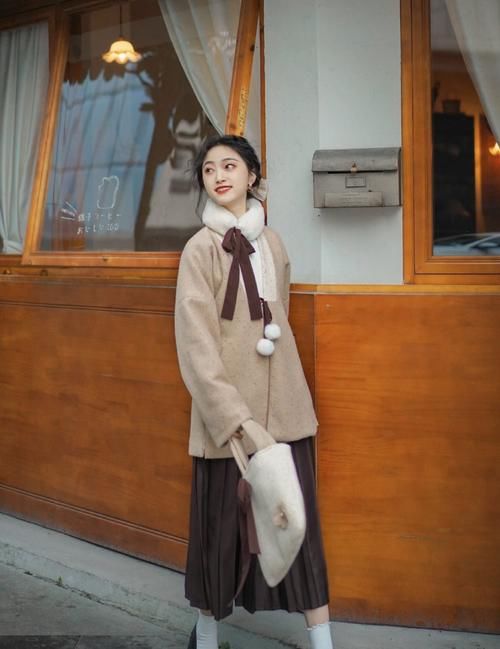 有种汉服叫“冬天第一杯奶茶”，不仅简约大方，还很日常