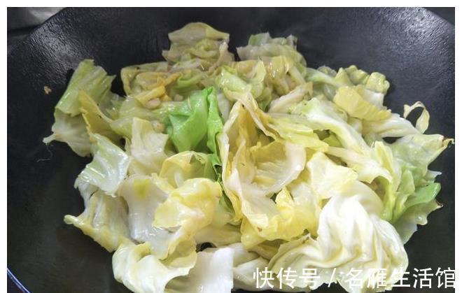 配菜|炒包菜时,多加1样配菜,味道更好营养高,孩子老人都爱吃