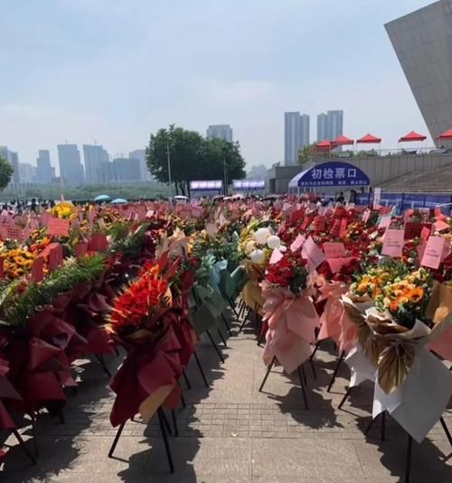 好一句：“倾一城玫瑰，送心上之人”粉丝与偶像之间相互奔赴的爱，实在是妙不可言