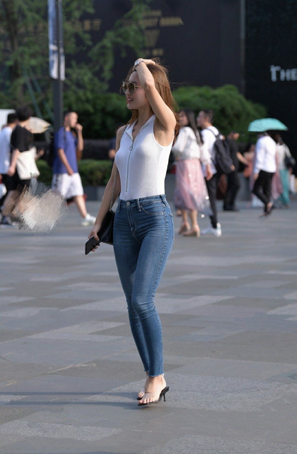 街拍：经典蓝白配色，连体式的上衣更修身紧致