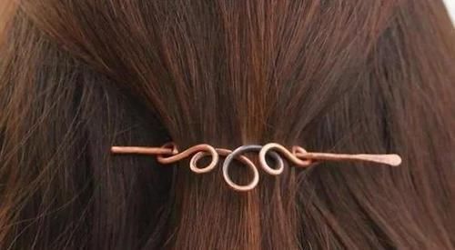 最简单的发型,配上最有创意的发饰,这个春夏,做最水灵的女孩