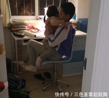 女儿被妈妈批评，跑到哥哥身边，事情有些暖心了