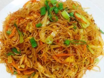 米粉不要煮着吃,换个花样做,让孩子爱上吃饭,营养还全面