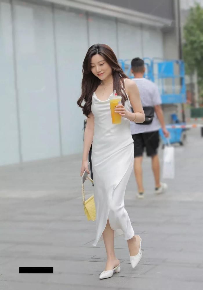 能把“睡衣”质地的衣服穿出时尚感,小姑娘不简单