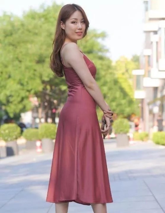 街拍：气质优雅的时尚辣妈，黑色的碎花长裙美丽大方，气质优雅不凡