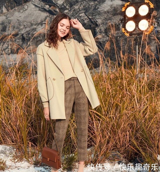 格子裤 冬天穿毛呢外套是真百搭,纯色调外套搭配格子裤,可盐可甜!