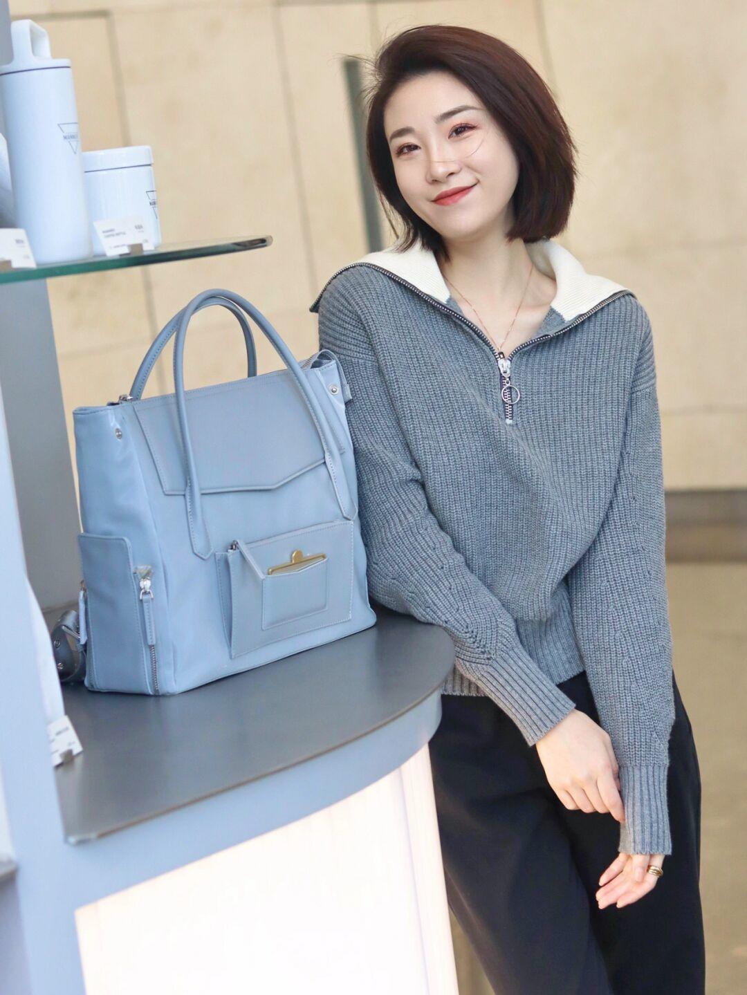 搭配 这才是冬季穿衣的典范,不刻意扮嫩,一件“毛衣”就足够