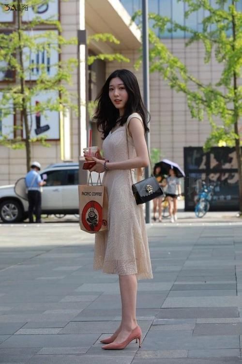 吊带紧身连衣裙,展示性感好身材,时尚潮流有魅力