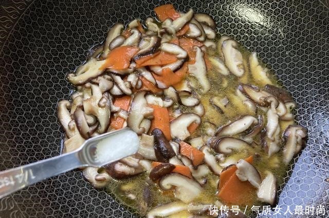 天冷就爱吃这菜,炒一炒五分钟就上桌,爽口美味,全家人都爱吃